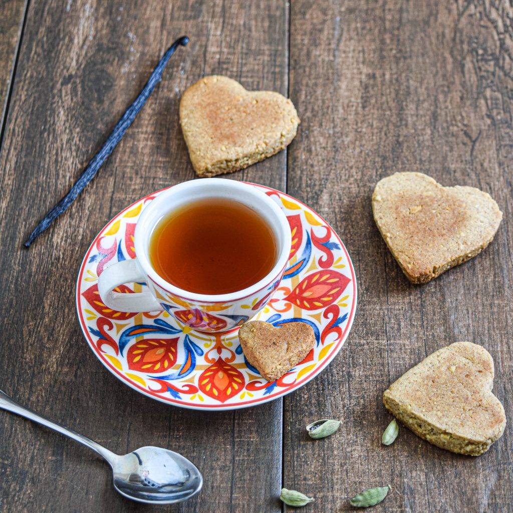 té negro y galletas