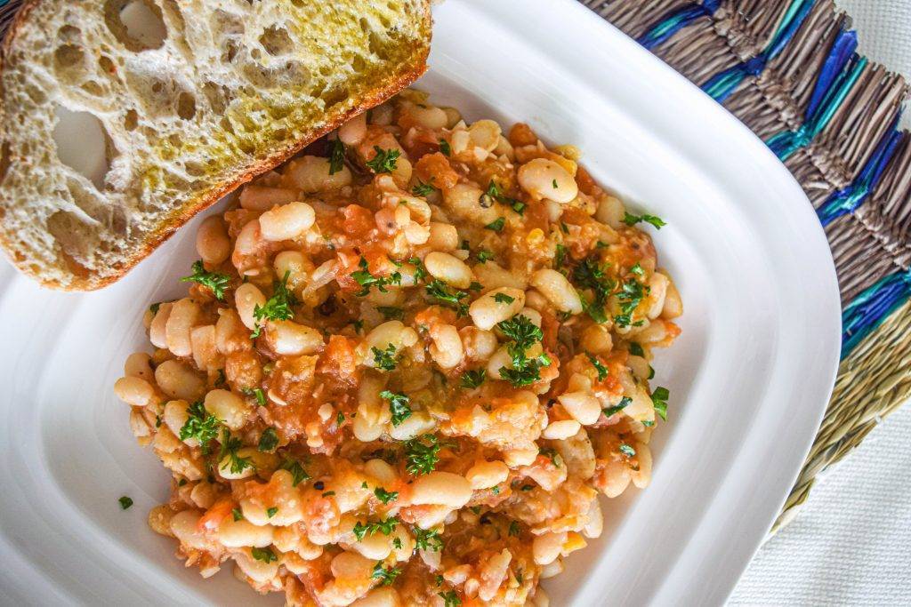 frijoles blancos con tomate y especias