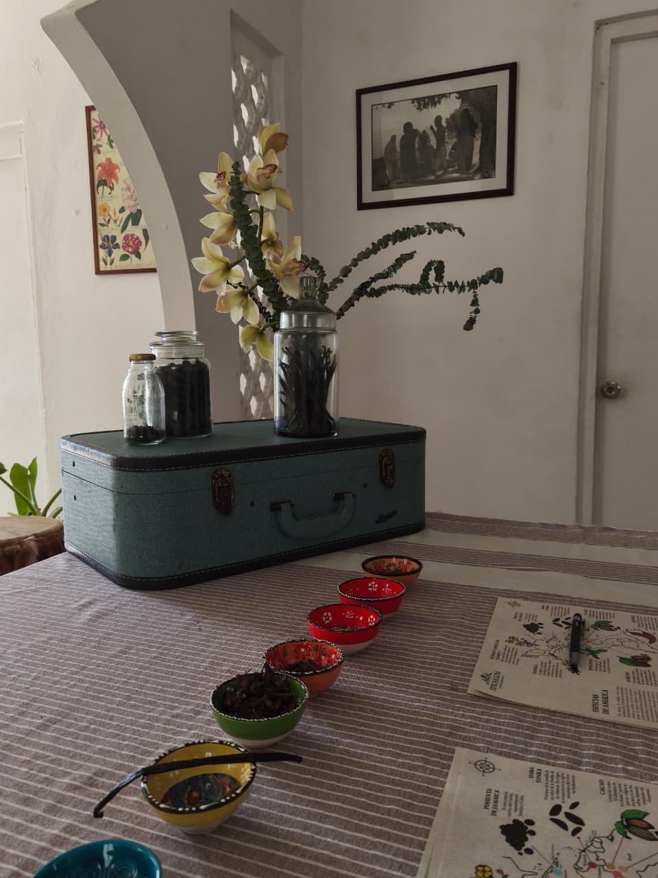 Mesa de la experiencia con especias en cuencos de colores y mapas de Spicarium