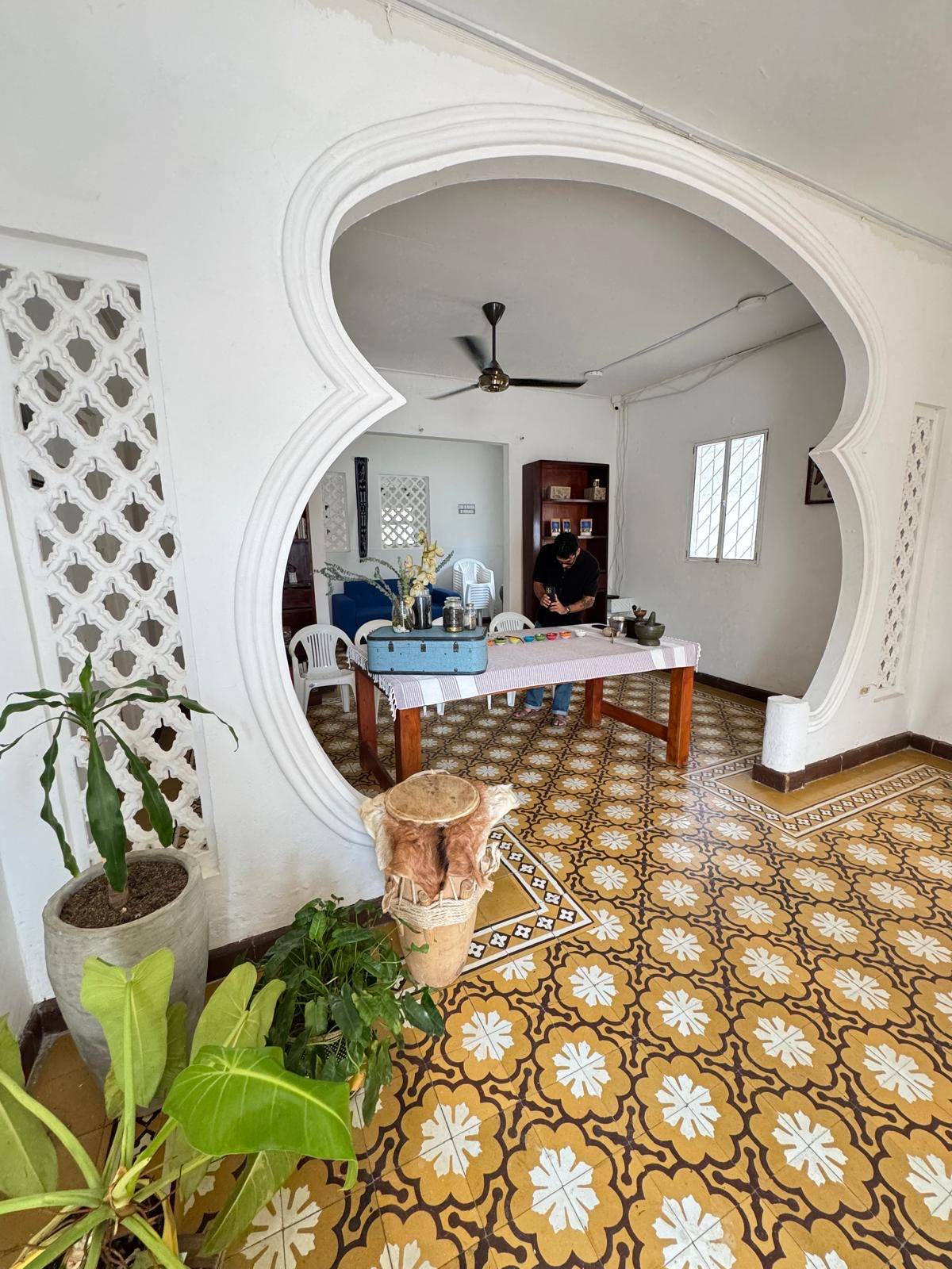 Salón de Casa Cira preparado para la experiencia, visto a través del arco